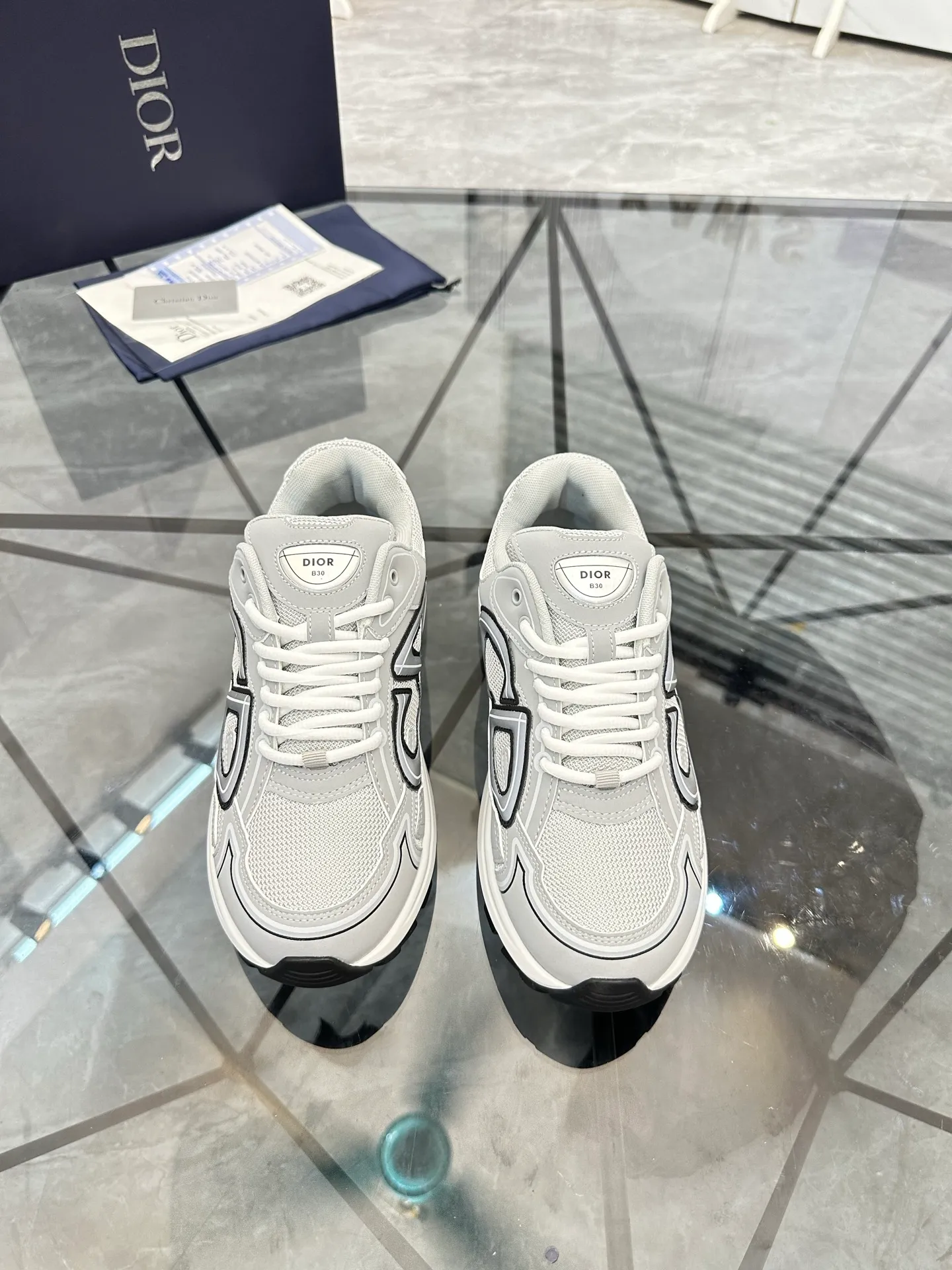 Men's shoes: 💰P400¥ Available in Guangzhou Product trademark: Dior* "Dior*" low-top casual shoes Regular size: 35-46 (can be customized to 47) Couple style Product materials: Upper imported cowhide stitched with original fabric, breathable lining, ultra-light foam original outsole. No.: 007